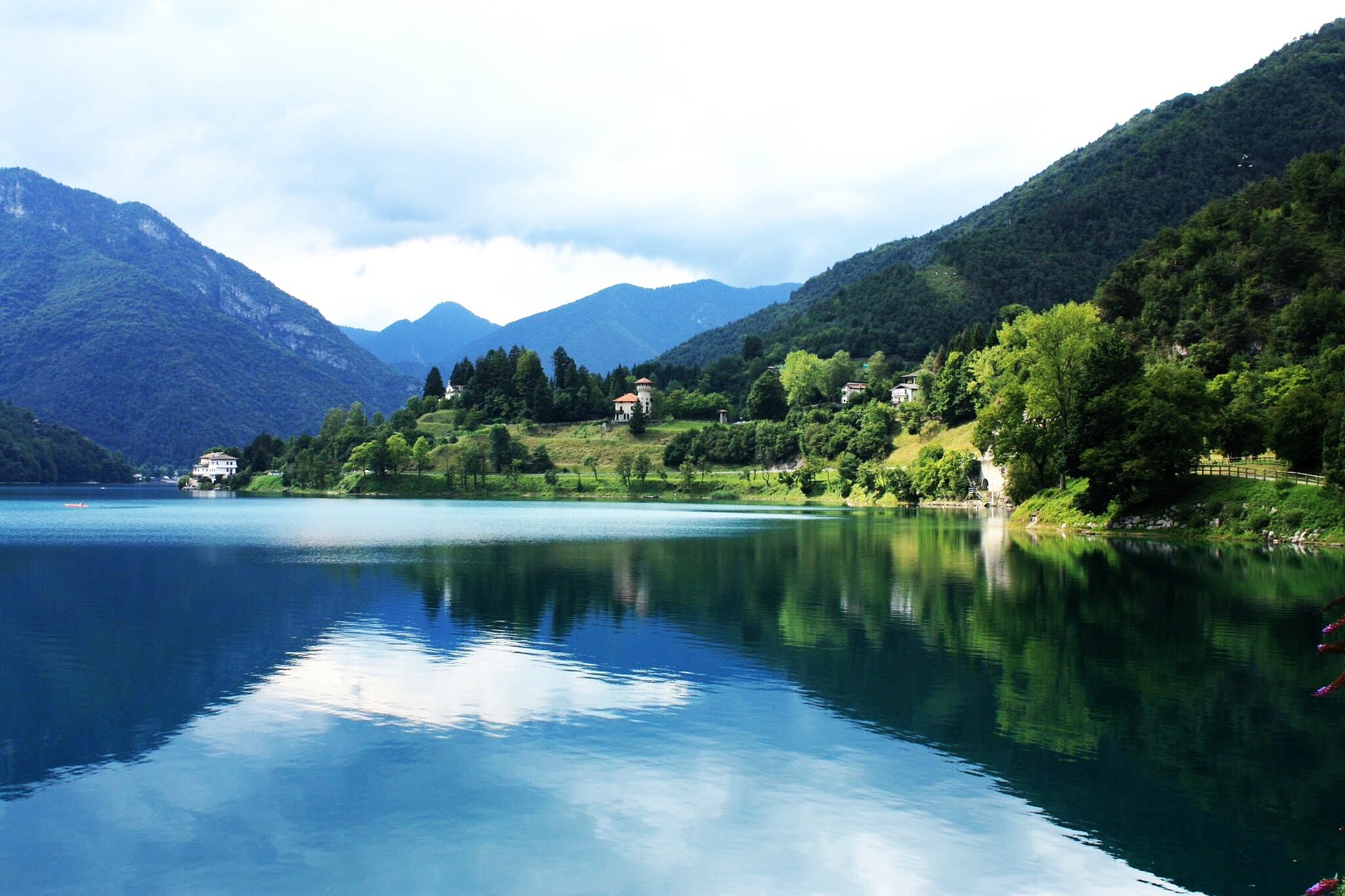 passeggiata del lago di Ledro in Trentino, valle di Ledro