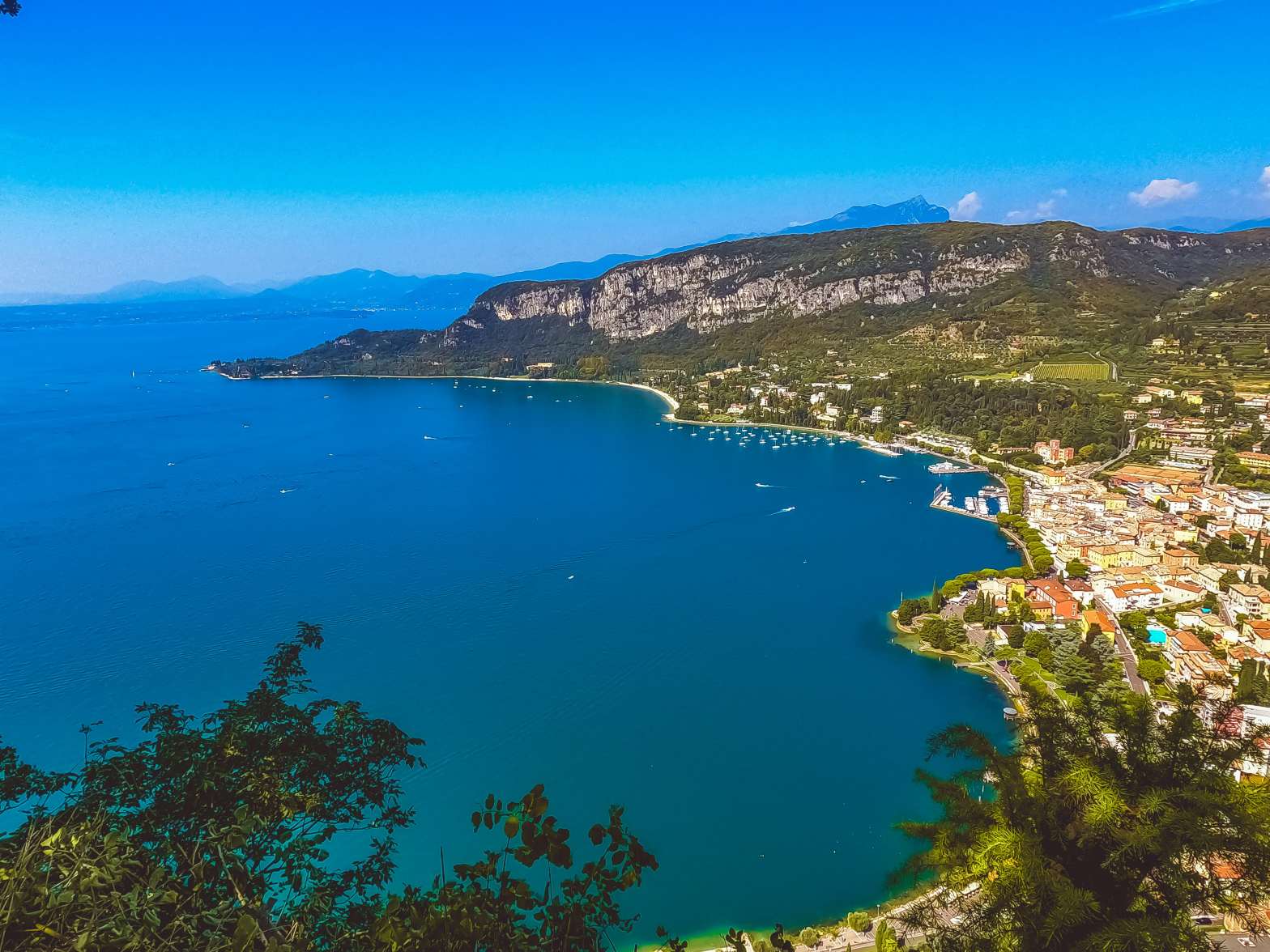 Rocca di Garda, passeggiata da Garda nei sentieri naturalistici del lago